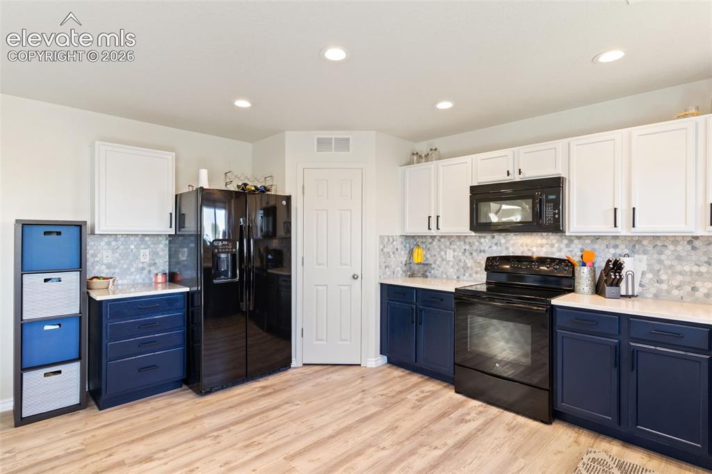 Image 6 of 30: Kitchen