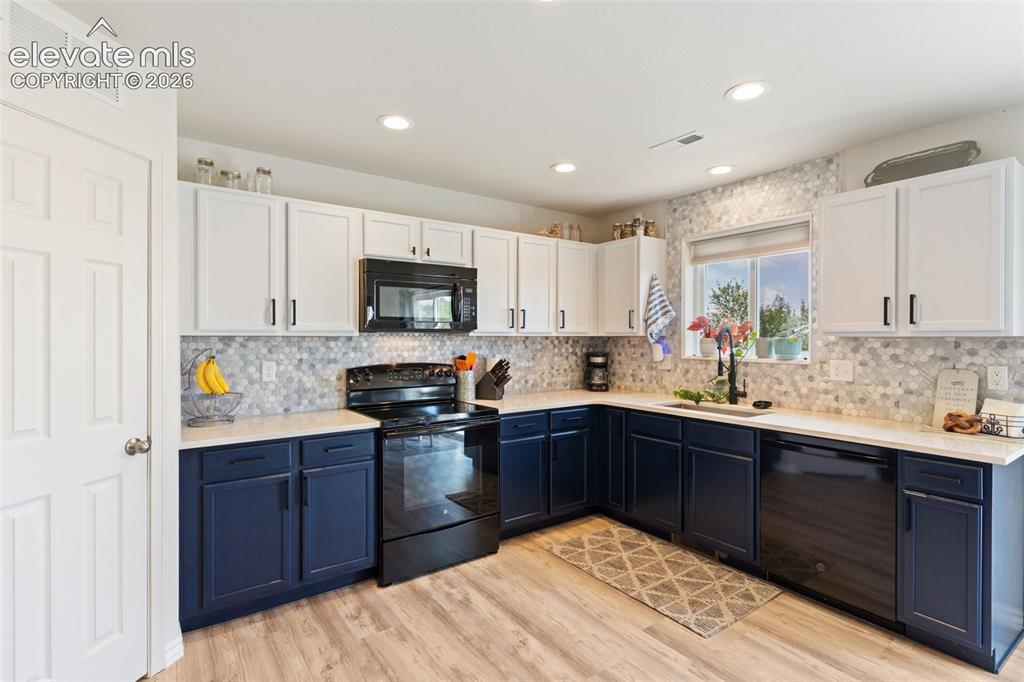 Image 7 of 30: Kitchen