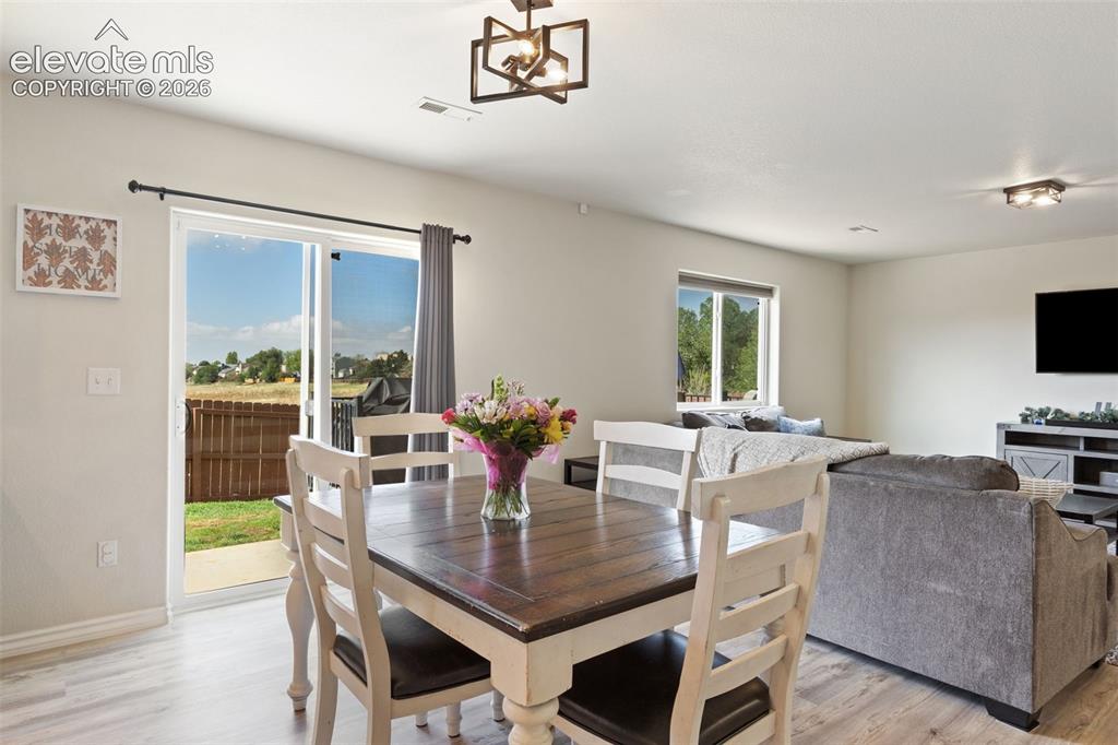 Image 8 of 30: Dining Area