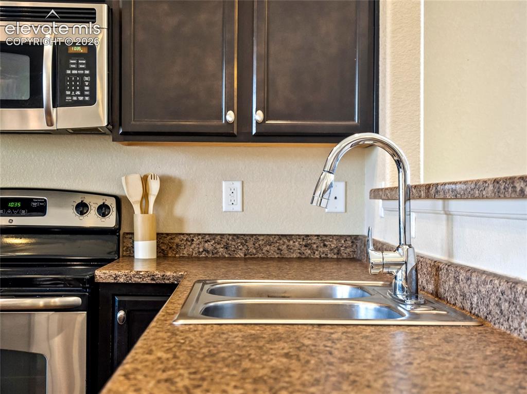 Image 14 of 39: Stainless appliances & double sink make for easy clean up