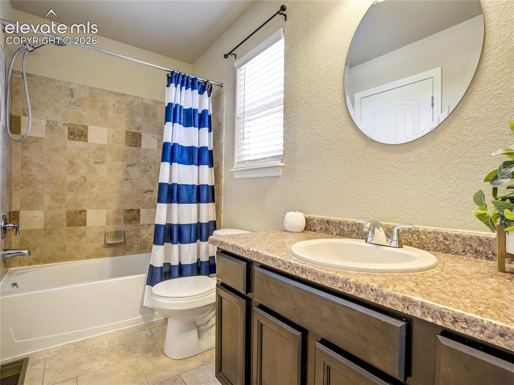 Image 30 of 39: Shared bathroom
