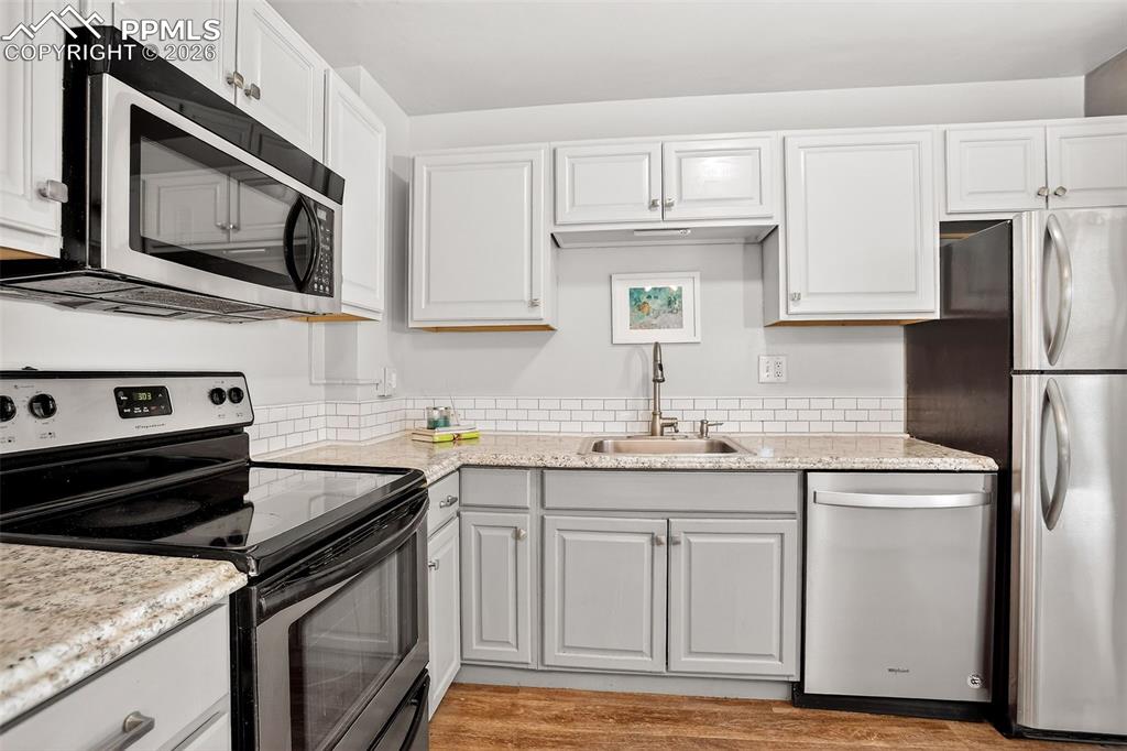 Image 10 of 26: Stainless appliances