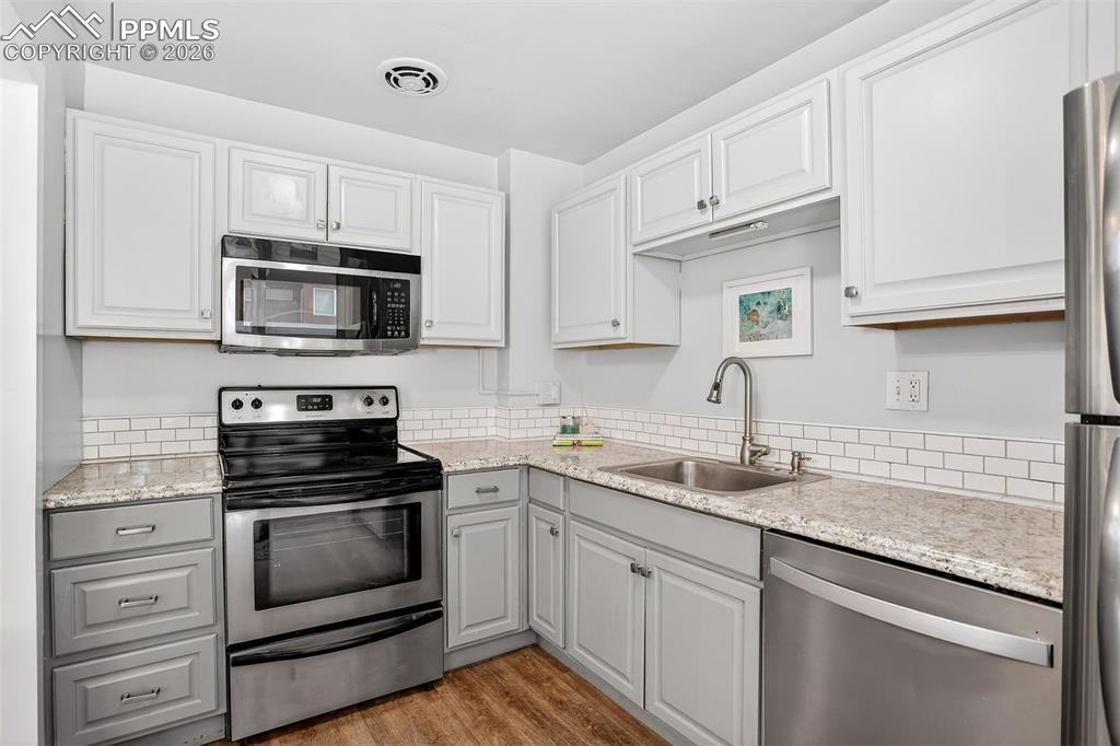 Image 11 of 26: kitchen