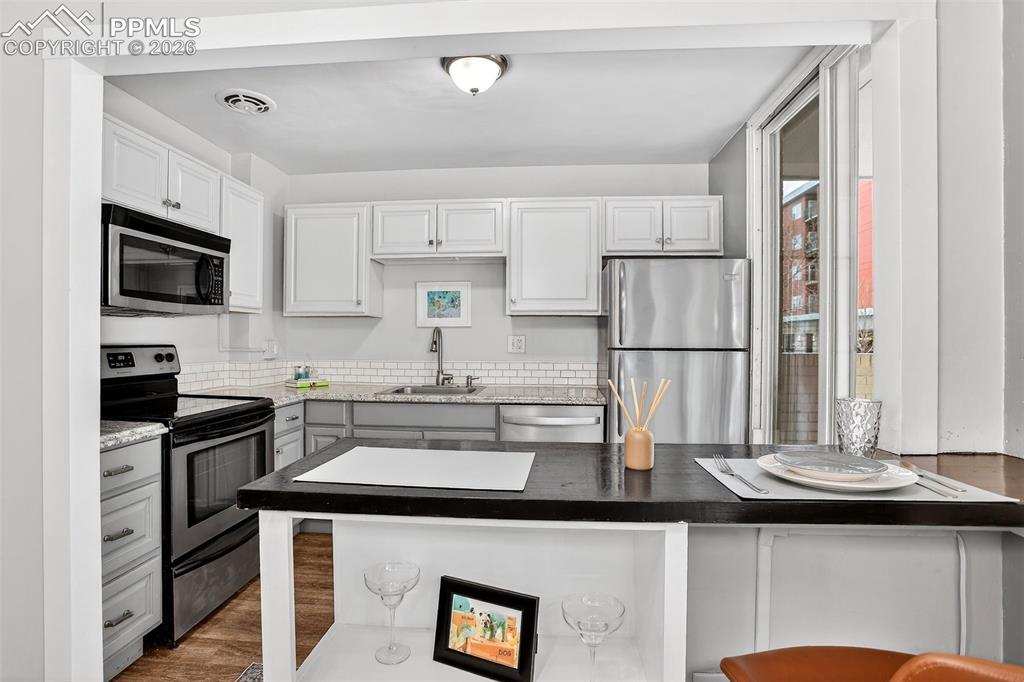 Image 6 of 25: Kitchen, breakfast bar