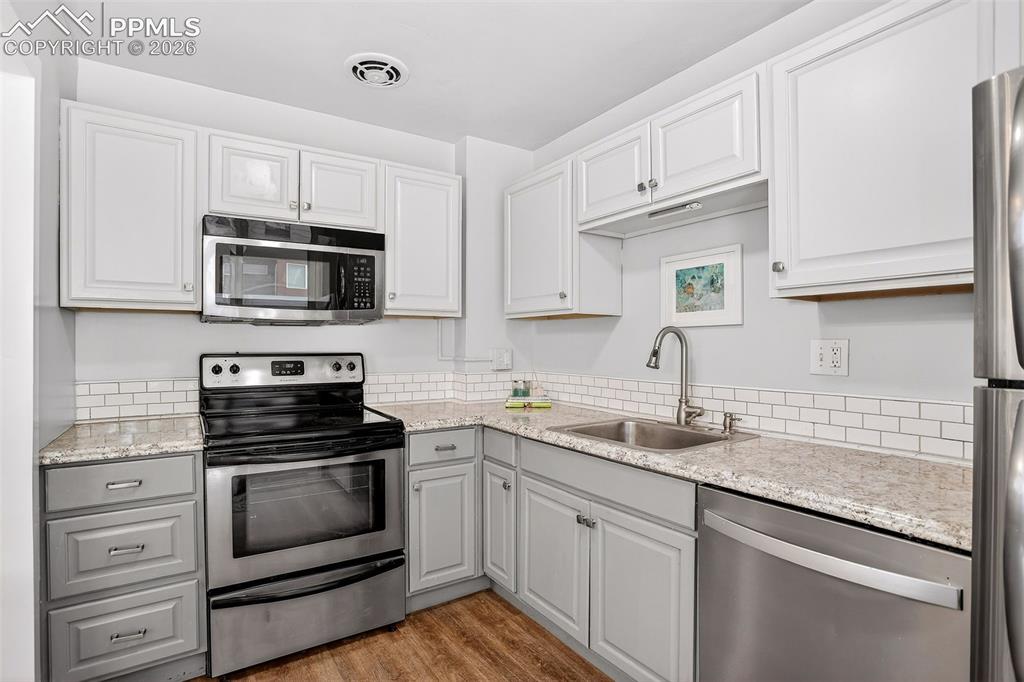 Image 8 of 25: kitchen