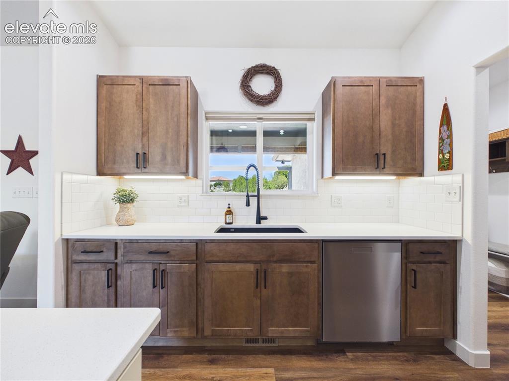 Image 15 of 43: Kitchen