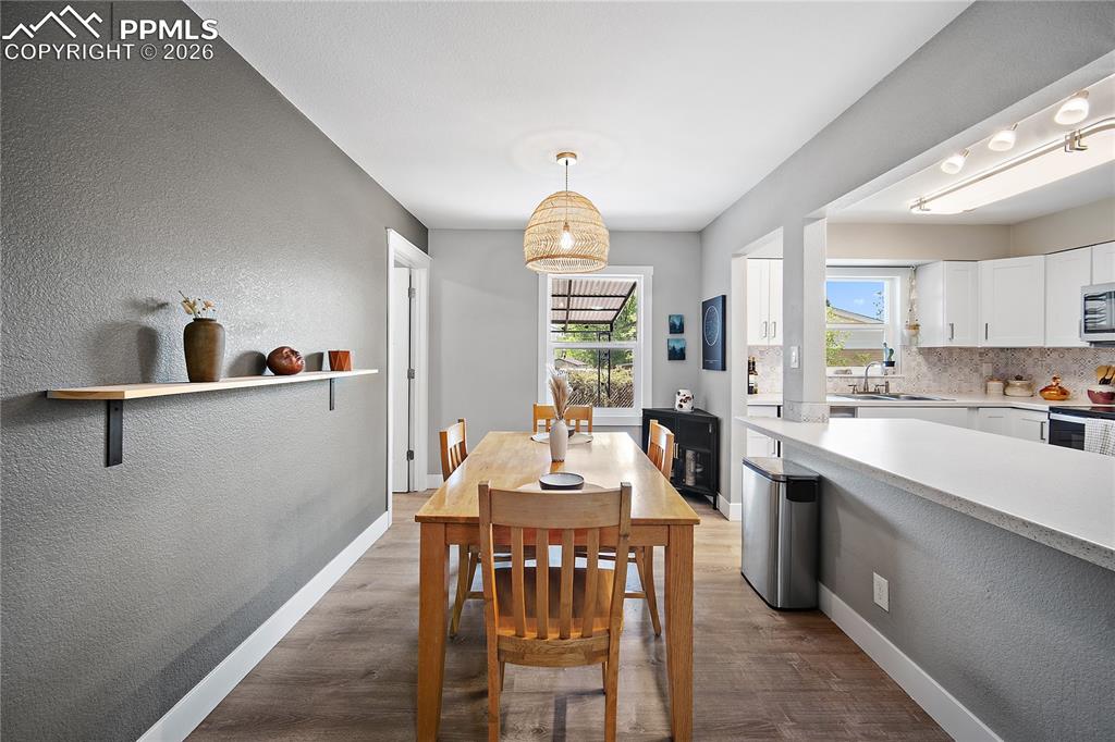 Image 11 of 46: Dining Area