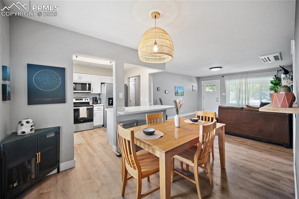 Image 12 of 46: Dining Area