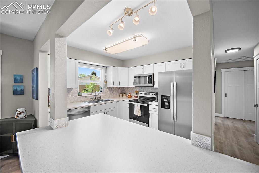 Image 17 of 46: Kitchen