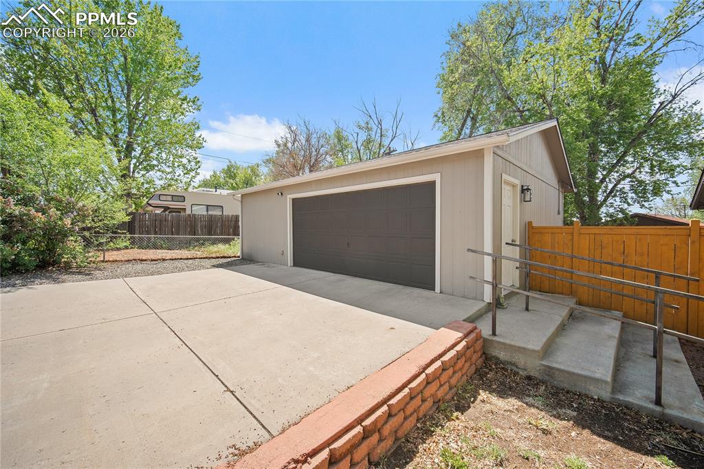 Image 7 of 46: Garage