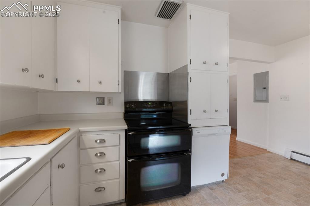 Image 11 of 40: Kitchen