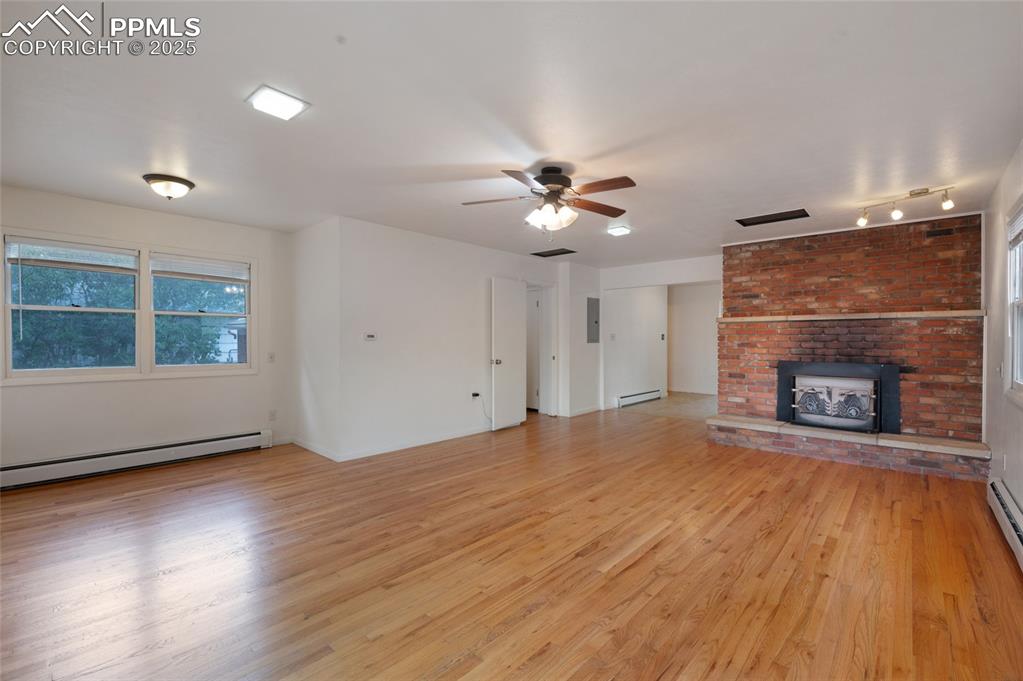 Image 14 of 40: Family Room