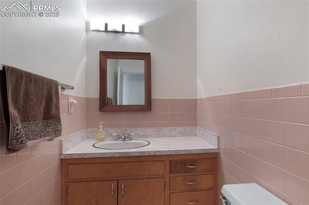 Image 17 of 40: Bathroom