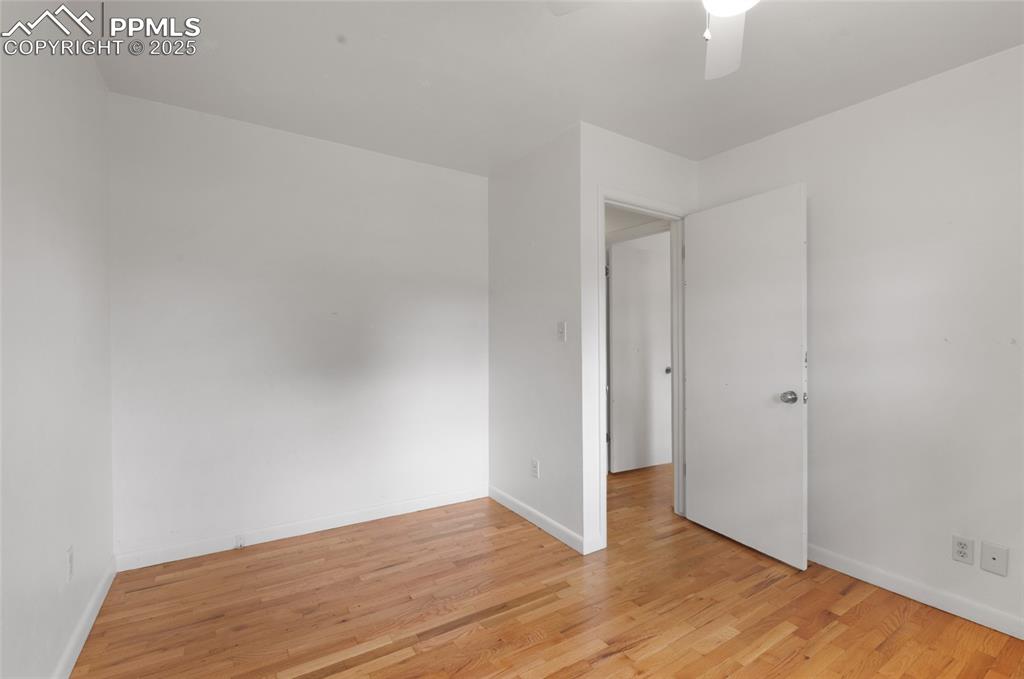 Image 23 of 40: Bedroom