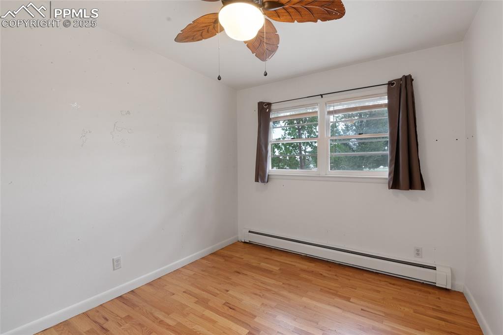 Image 25 of 40: Bedroom