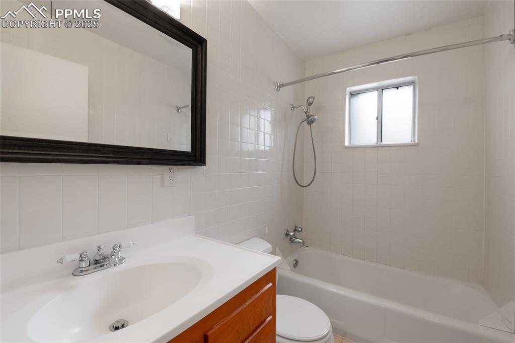 Image 28 of 40: Bathroom