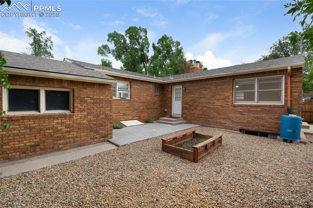 Image 34 of 40: Back of Structure