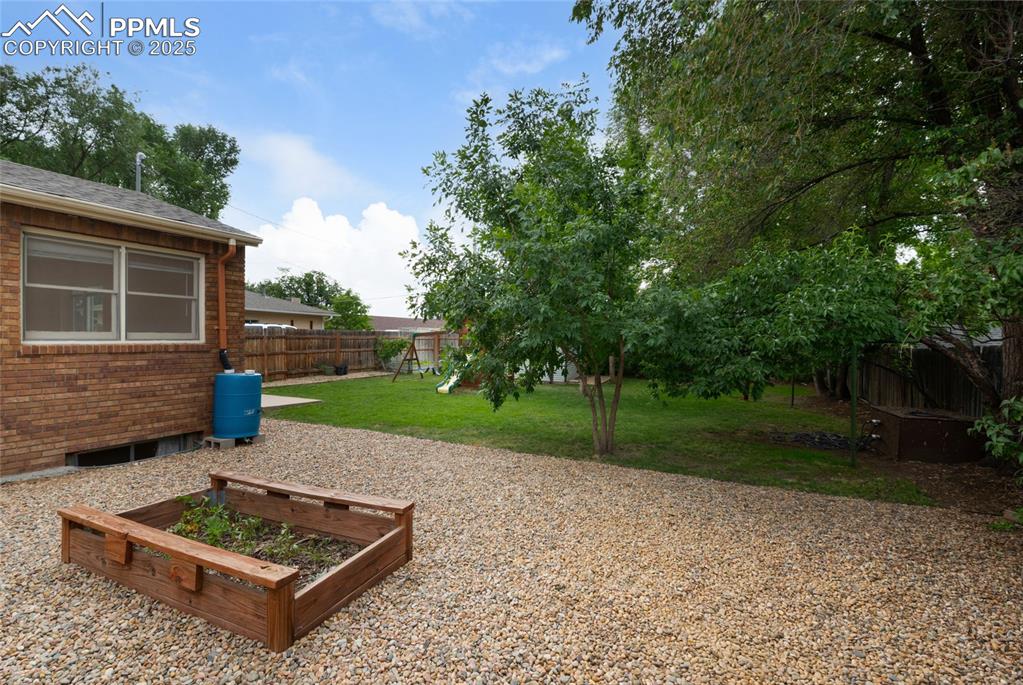 Image 35 of 40: Yard