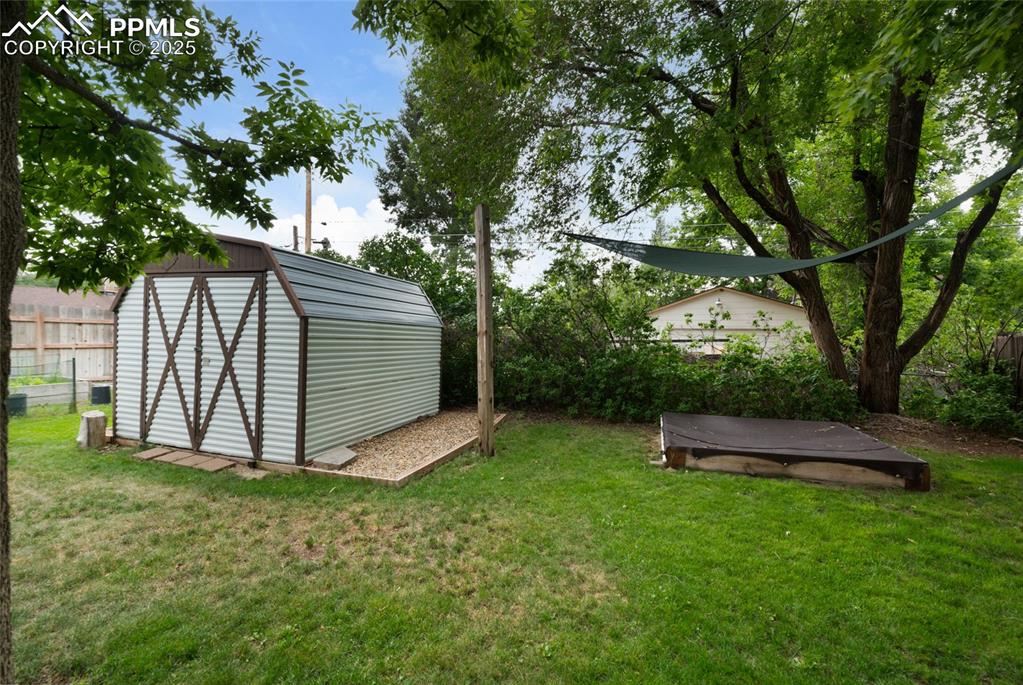 Image 39 of 40: Yard