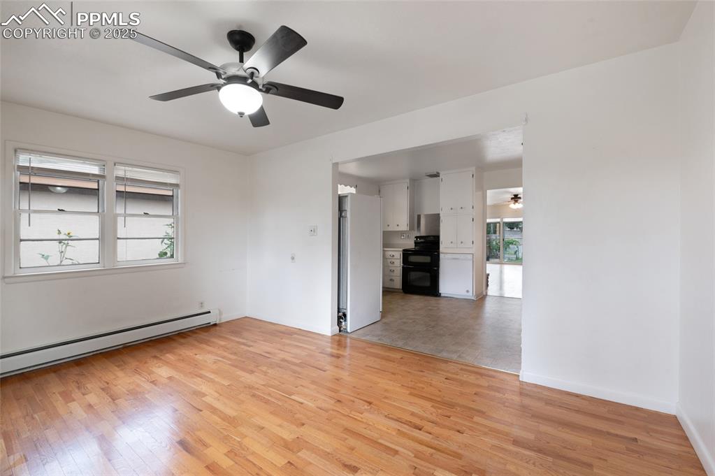 Image 5 of 40: Living Room