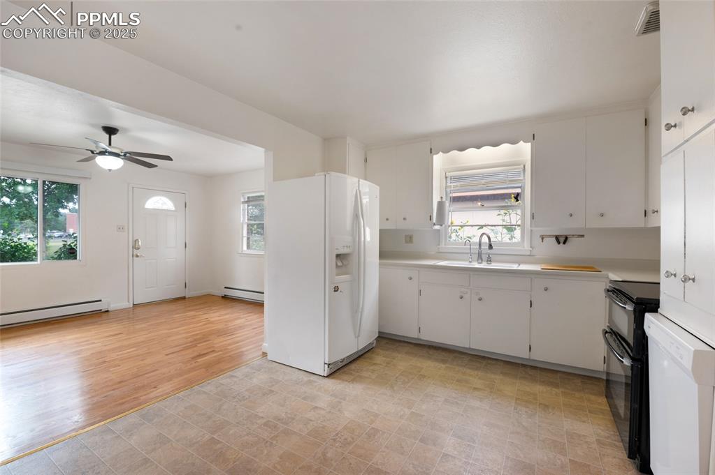 Image 9 of 40: Kitchen