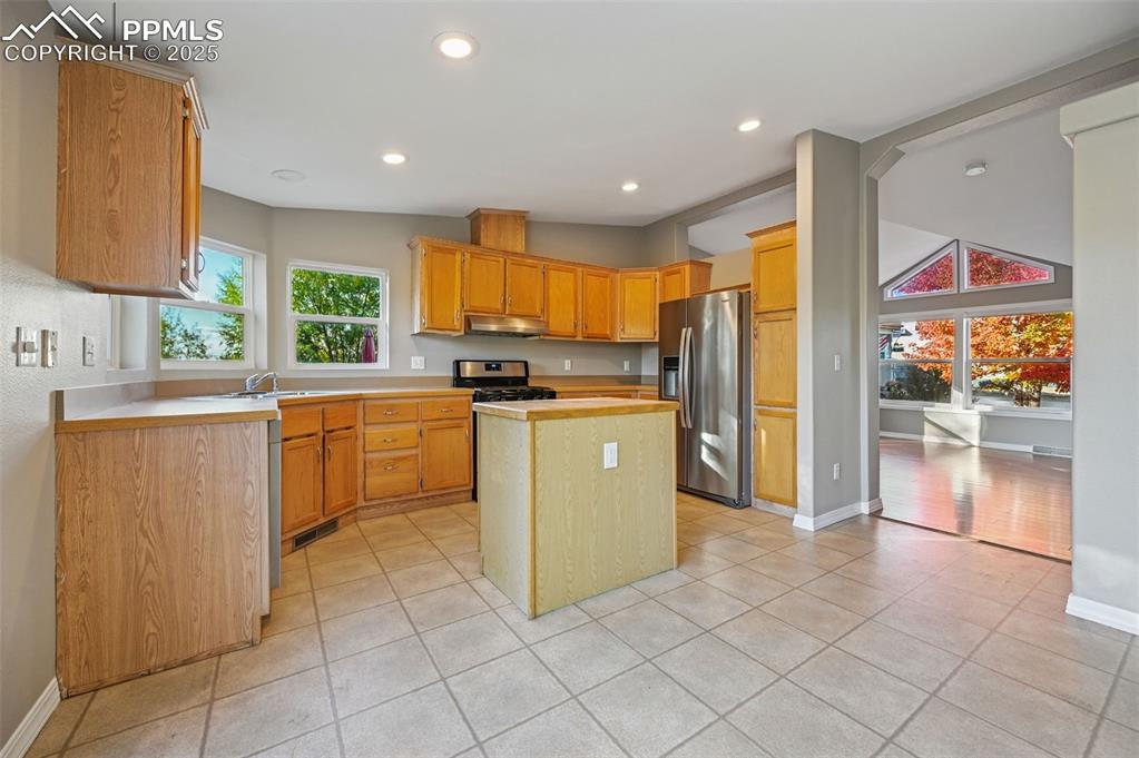 Image 12 of 44: Kitchen