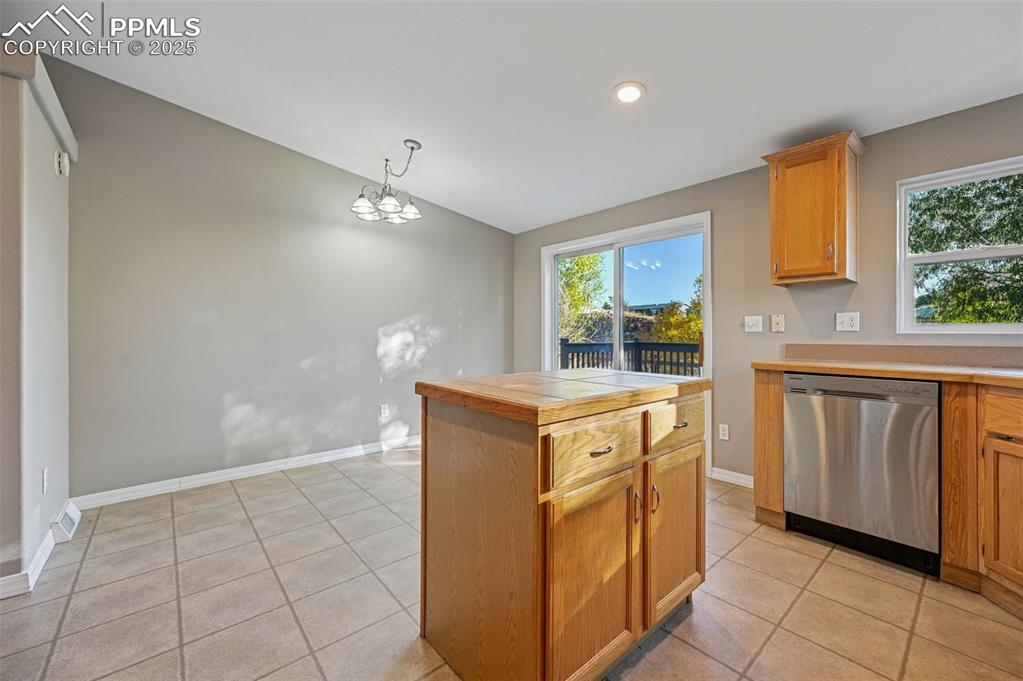 Image 14 of 44: Kitchen