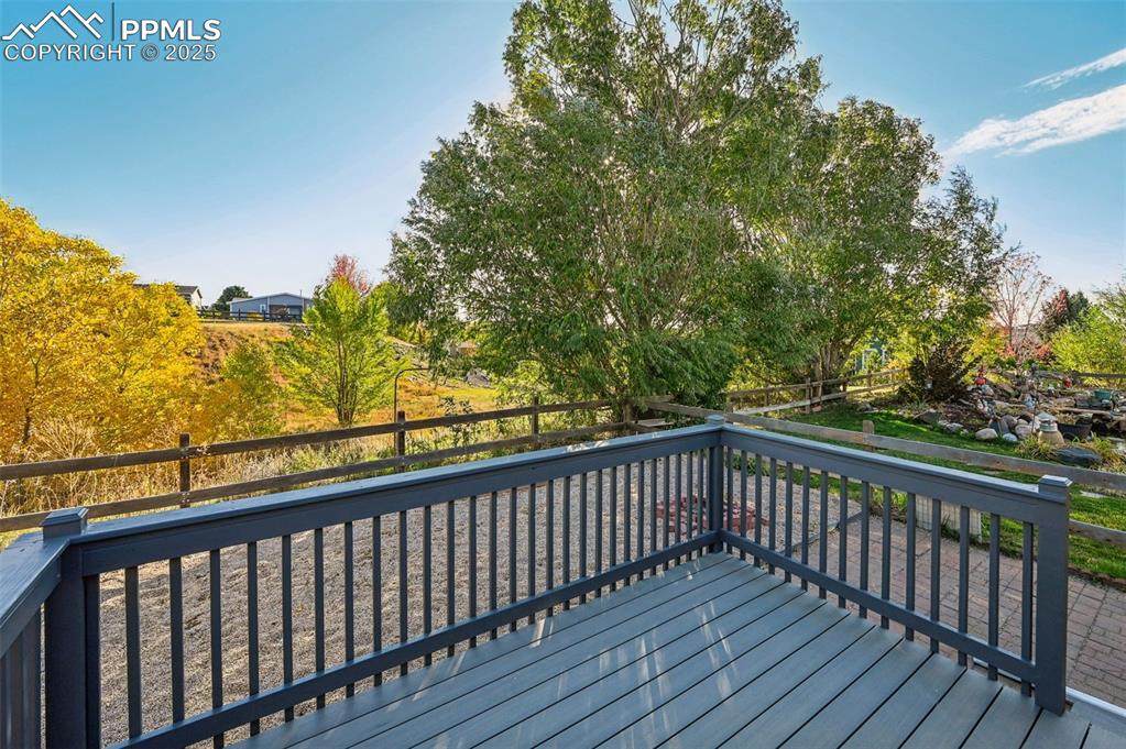 Image 27 of 44: Deck