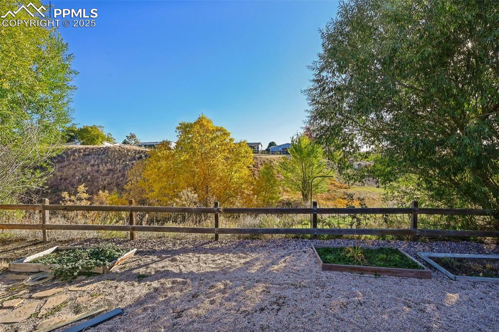 Image 28 of 44: Fence