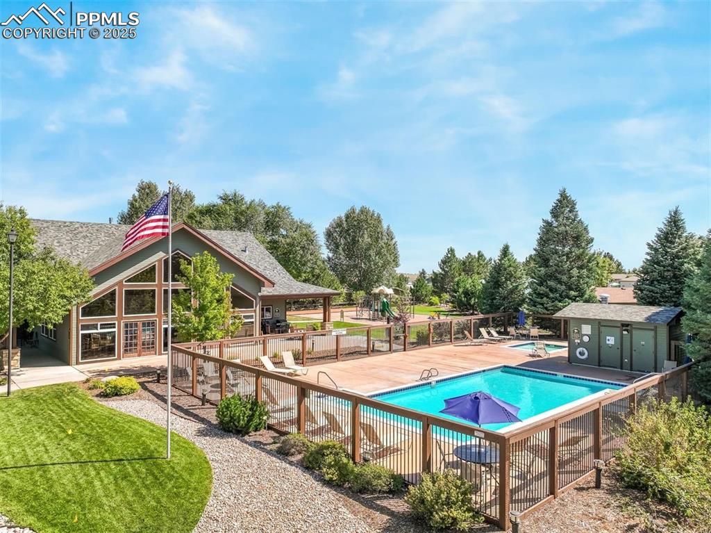 Image 34 of 44: Pool