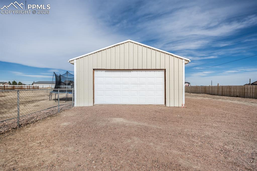 Image 29 of 38: Garage