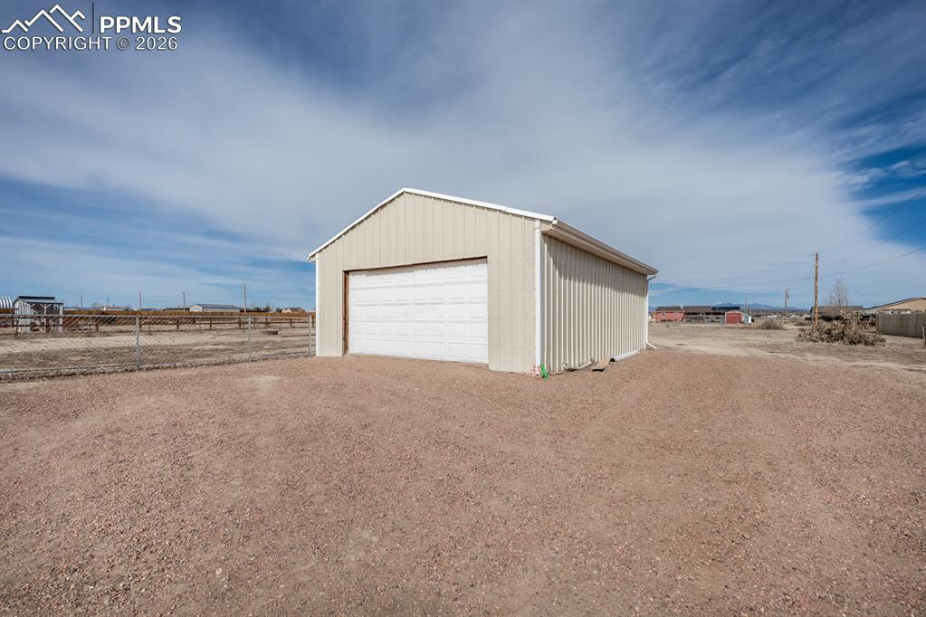 Image 32 of 38: Garage