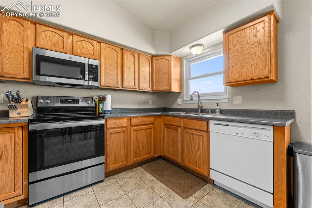 Image 6 of 38: Kitchen