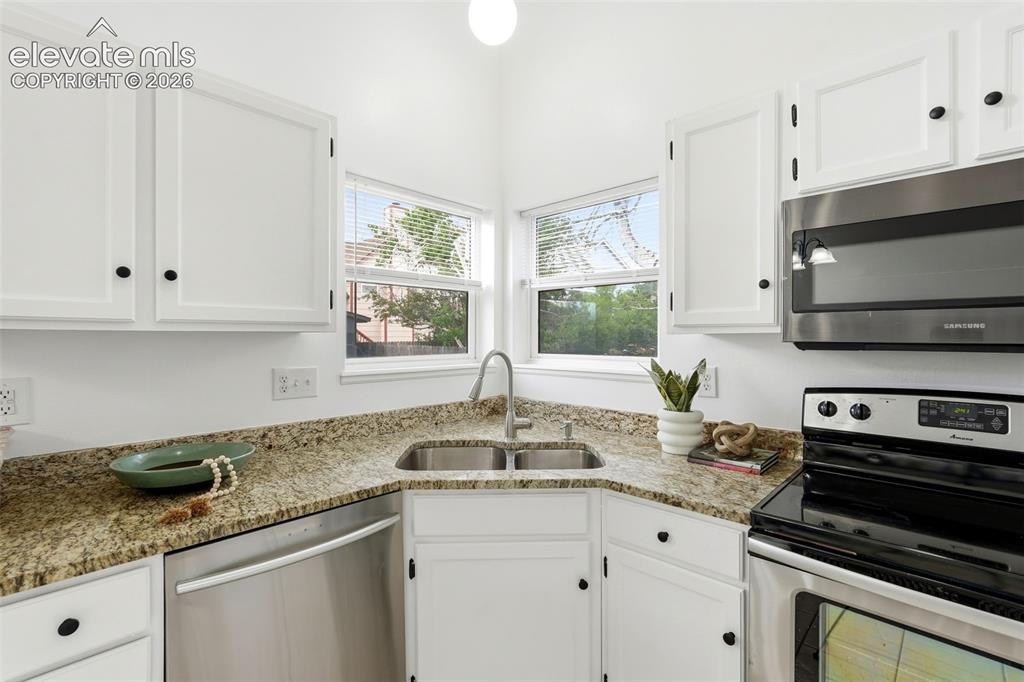 Image 13 of 43: Kitchen