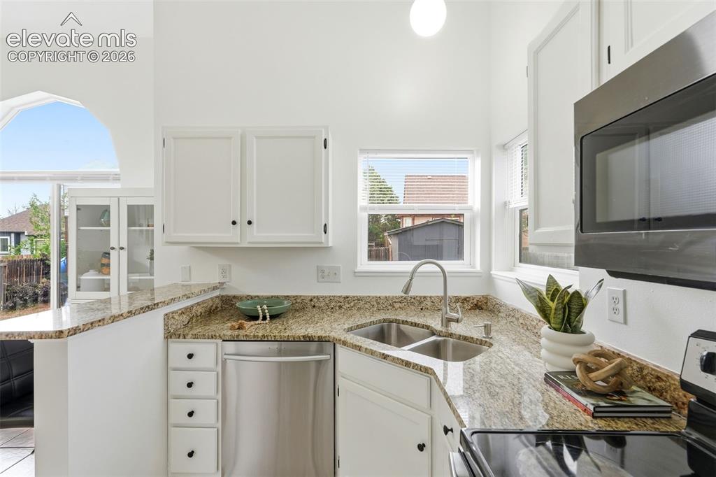 Image 14 of 43: Kitchen