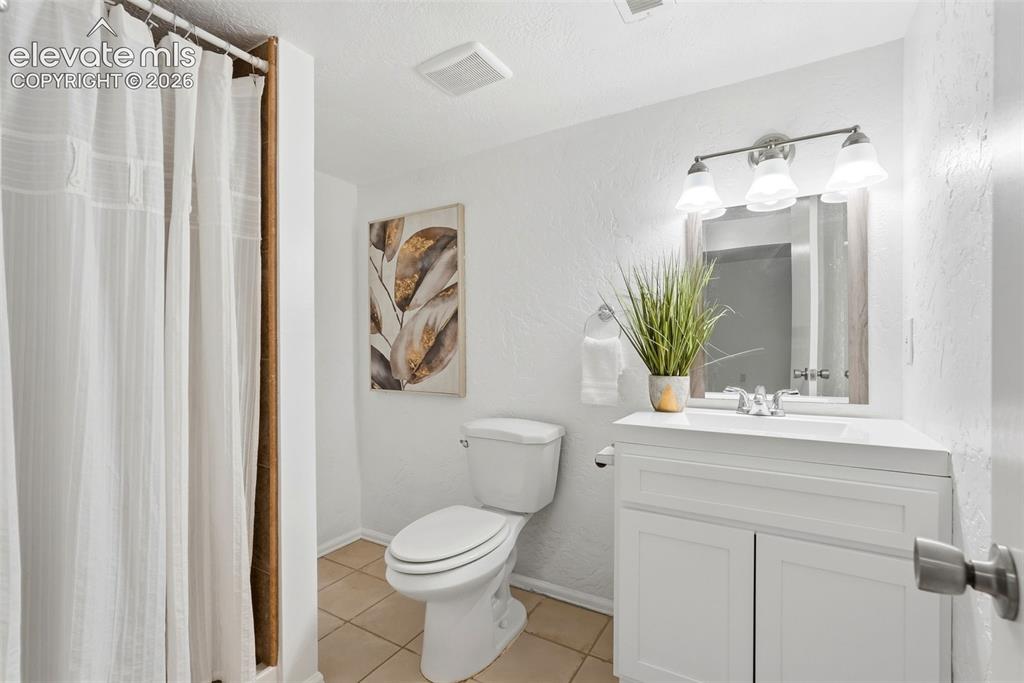 Image 23 of 43: Bathroom