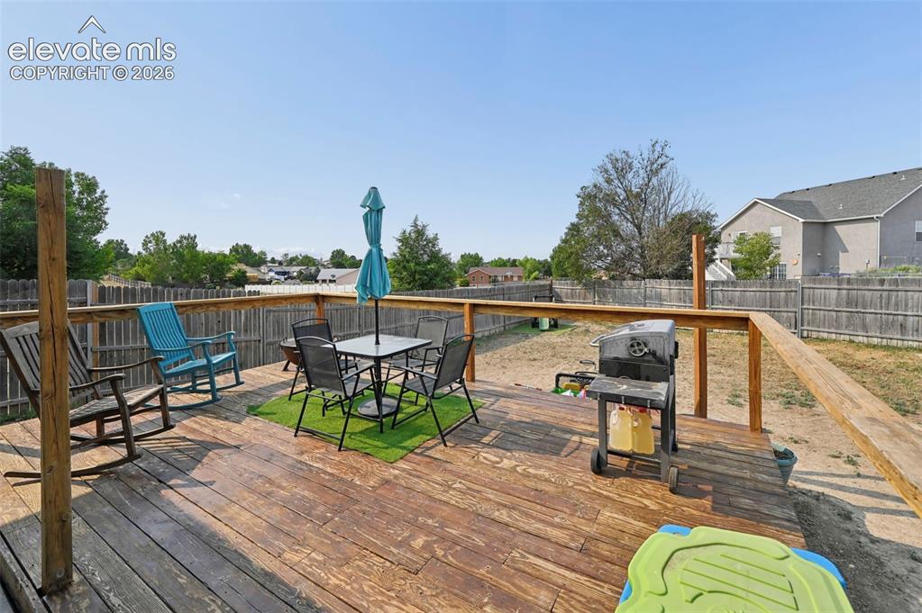 Image 22 of 24: Deck
