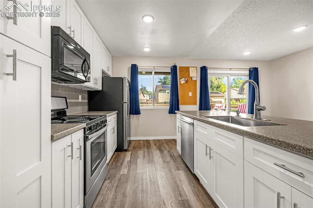 Image 10 of 45: Kitchen