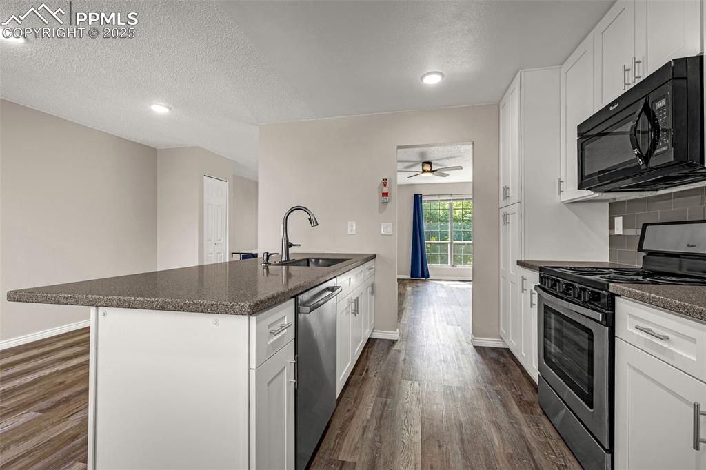 Image 11 of 45: Kitchen