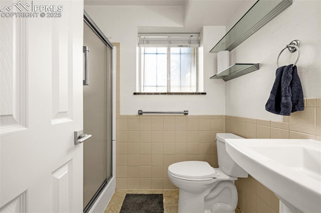 Image 24 of 45: Bathroom