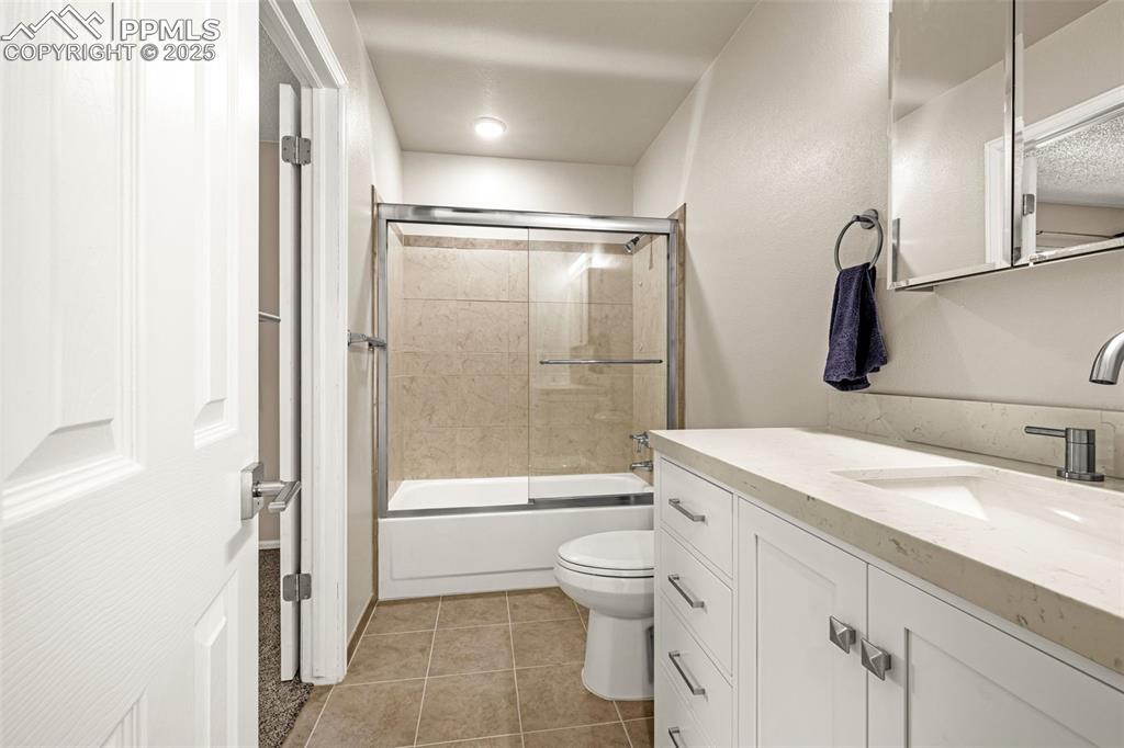 Image 25 of 45: Bathroom