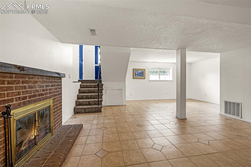 Image 26 of 45: Living Room