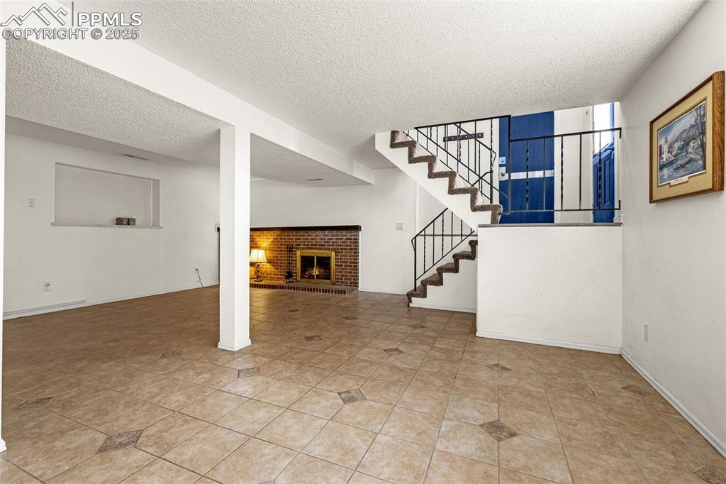 Image 28 of 45: Living Room