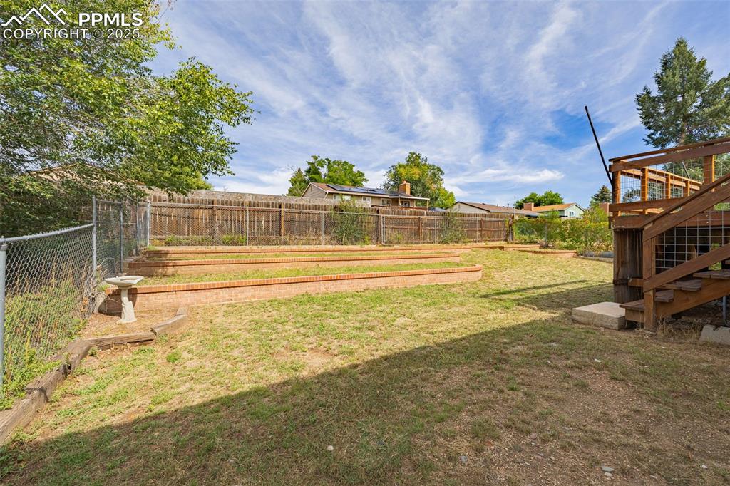 Image 38 of 45: Yard