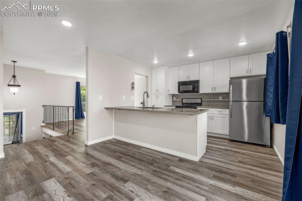 Image 8 of 45: Kitchen