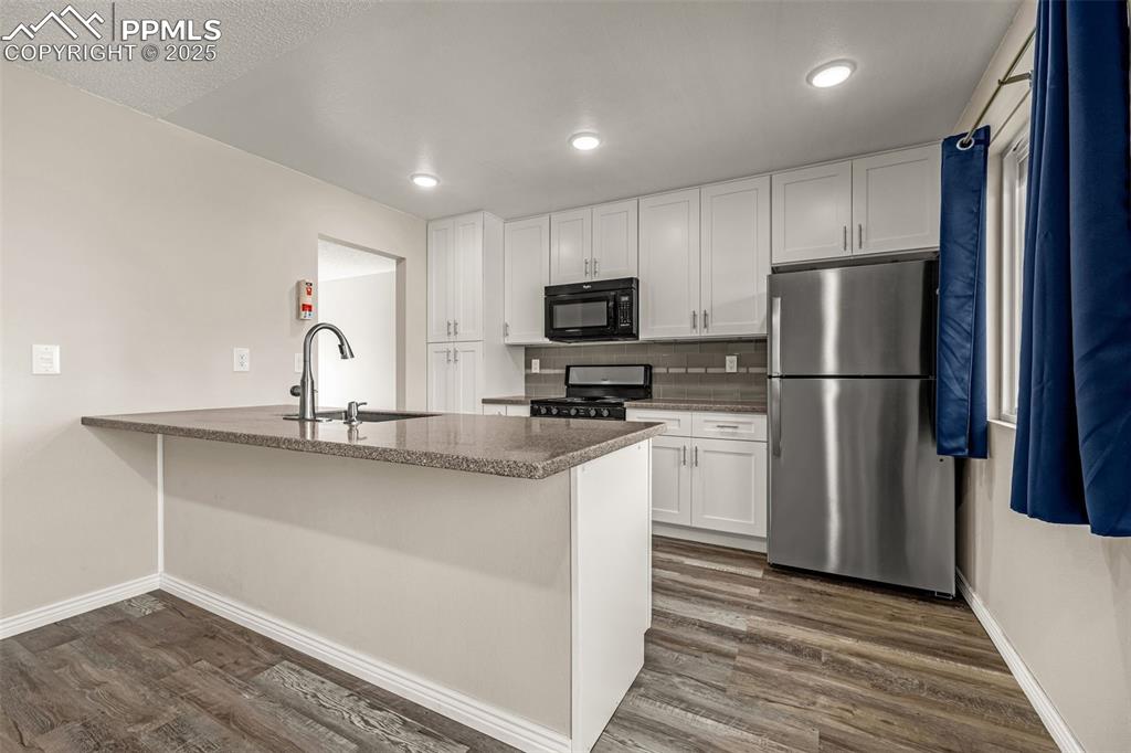 Image 9 of 45: Kitchen