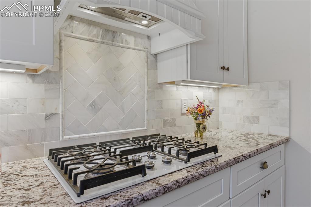 Image 13 of 48: Kitchen