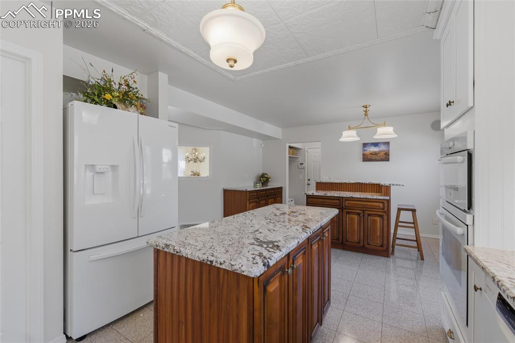 Image 14 of 48: Kitchen