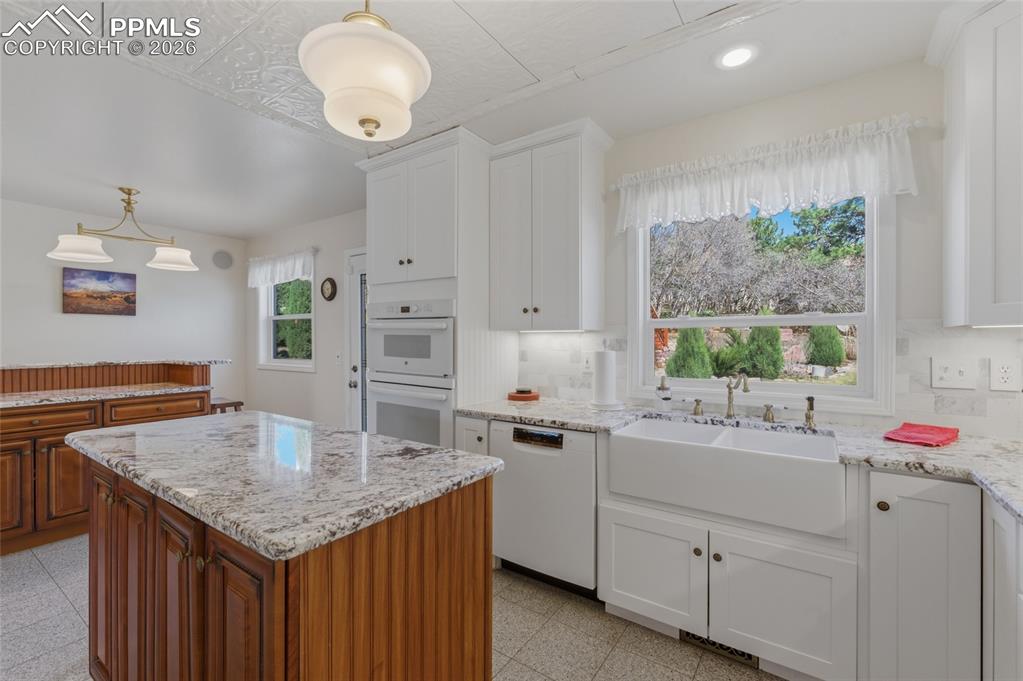 Image 15 of 48: Kitchen