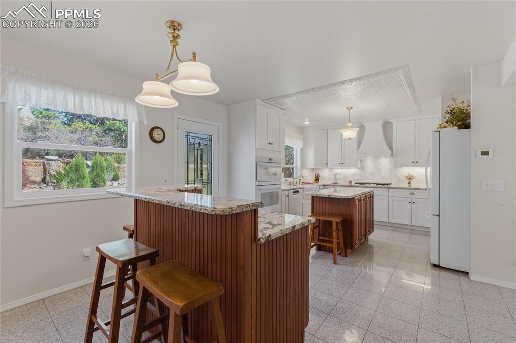 Image 17 of 48: Kitchen